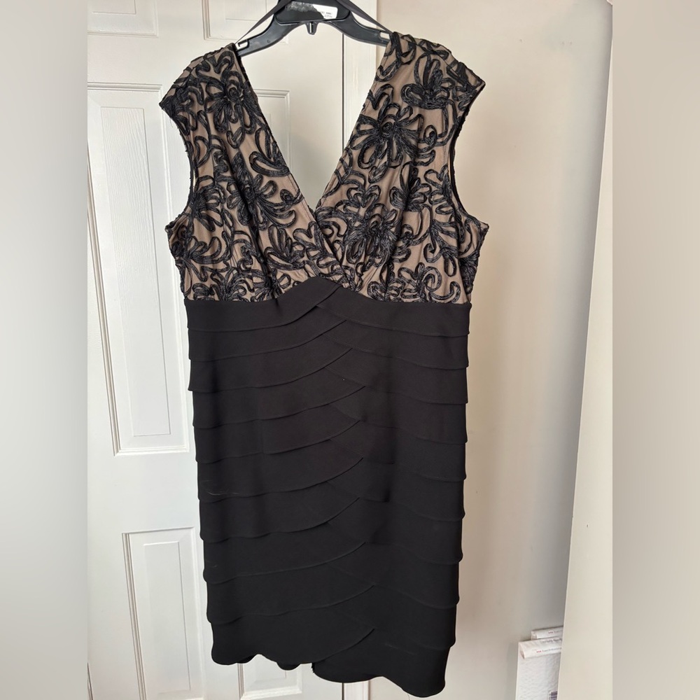 Jessica Howard Black and Beige Floral Lace Midi Dress